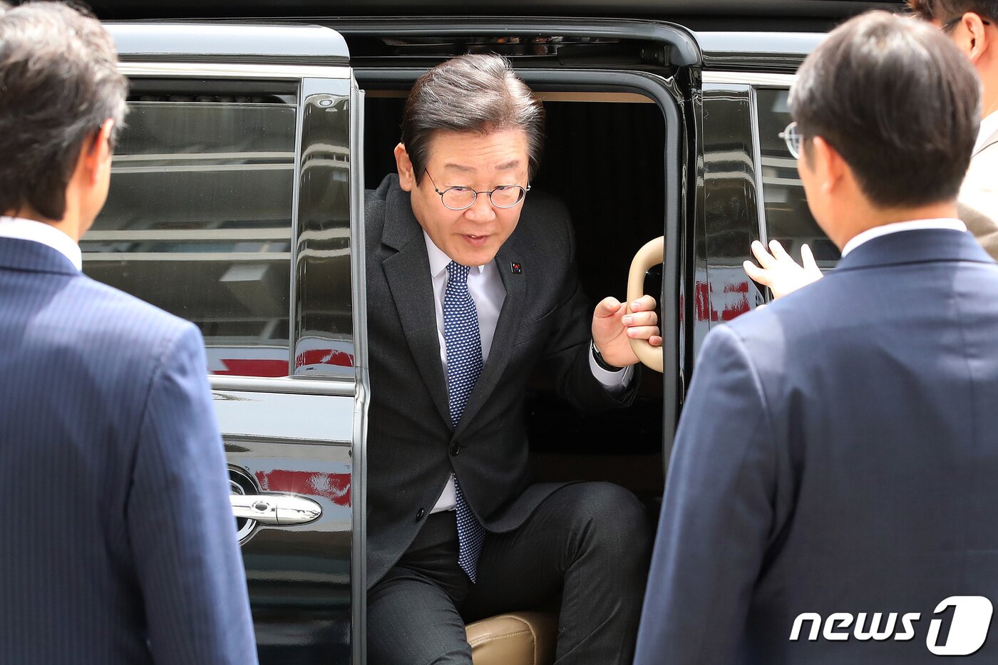 본문 이미지 - 이재명 더불어민주당 대표가 10일 오후 홍준표 대구시장을 예방하기 위해 대구시청 산격청사에 도착해 차량에서 내리고 있다. 2023.5.10/뉴스1 ⓒ News1 공정식 기자