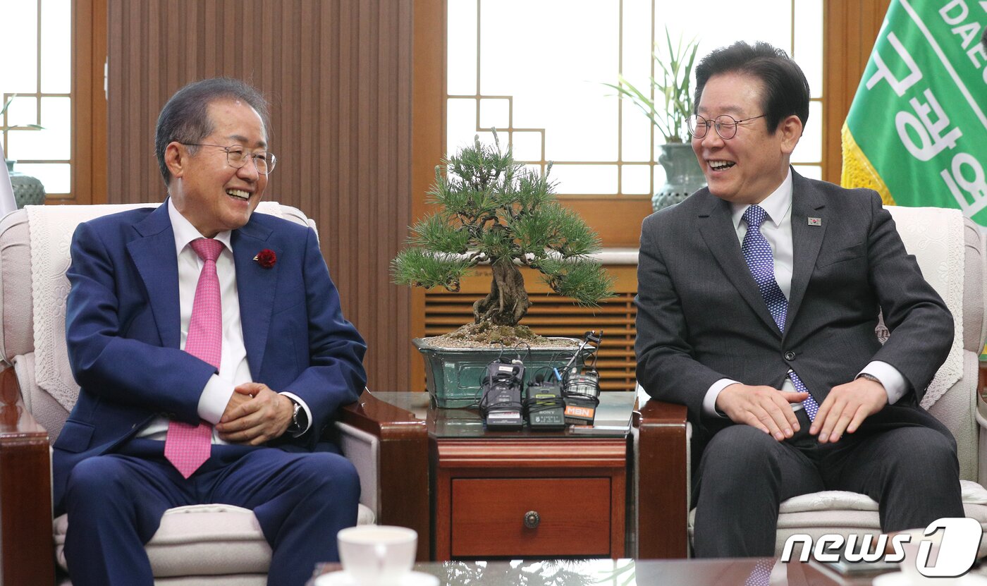 본문 이미지 - 이재명 더불어민주당 대표가 10일 오후 대구시청 산격청사 접견실에서 홍준표 대구시장과 환담을 나누고 있다. 2023.5.10/뉴스1 ⓒ News1 공정식 기자