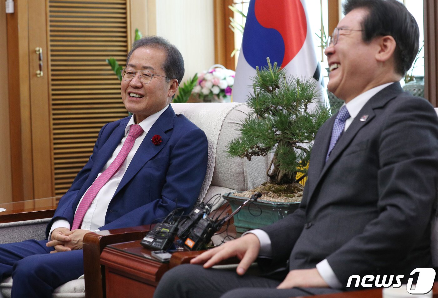 본문 이미지 - 이재명 더불어민주당 대표가 10일 오후 대구시청 산격청사 접견실에서 홍준표 대구시장과 환담을 나누고 있다. ⓒ News1 공정식 기자