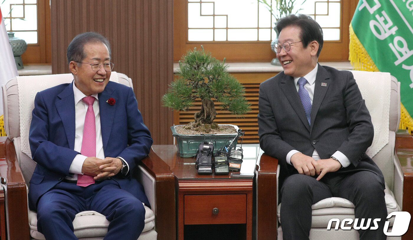 본문 이미지 - 이재명 더불어민주당 대표가 2023년 5월10일 대구시청 산격청사 접견실에서 홍준표 대구시장과 환담을 나누고 있다. 2023.5.10/뉴스1 ⓒ News1 공정식 기자
