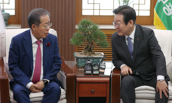李대통령, '김부겸 지지' 홍준표와 비공개 독대 오찬