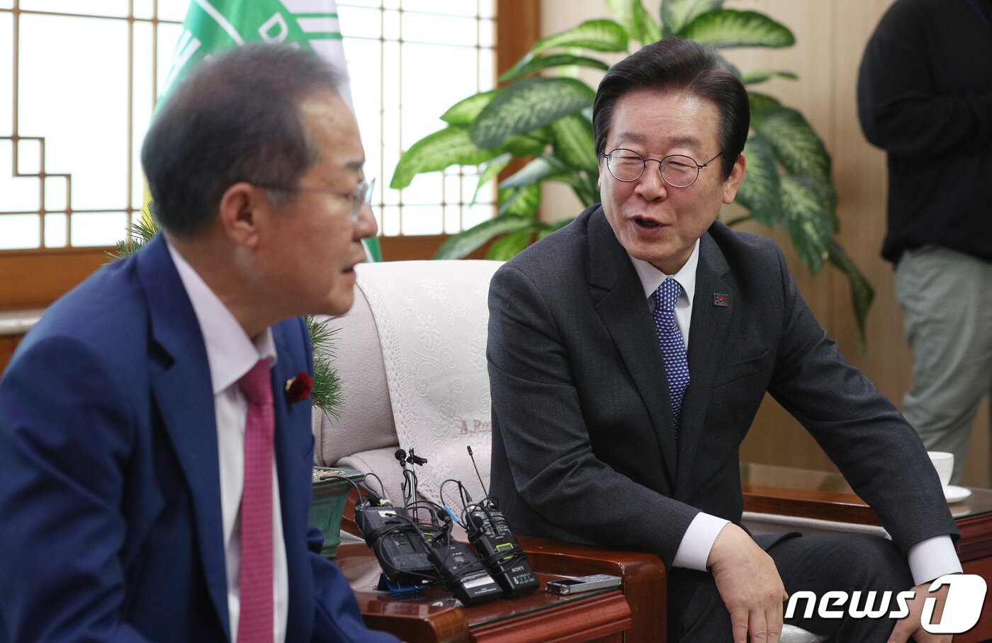 본문 이미지 - 이재명 더불어민주당 대표가 10일 오후 대구시청 산격청사 접견실에서 홍준표 대구시장과 환담을 나누고 있다. 2023.5.10/뉴스1 ⓒ News1 공정식 기자