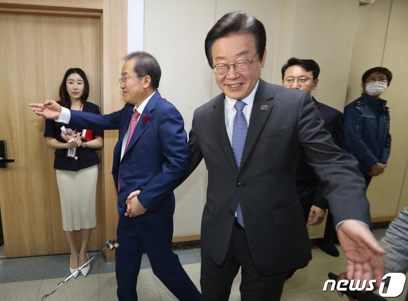 본문 이미지 - 홍준표 대구시장(왼쪽)이 10일 오후 대구시청 산격청사에서 이재명 더불어민주당 대표와 면담을 마친 뒤 이재명 대표 손을 잡고 배웅하고 있다. 2023.5.10/뉴스1 ⓒ News1 공정식 기자