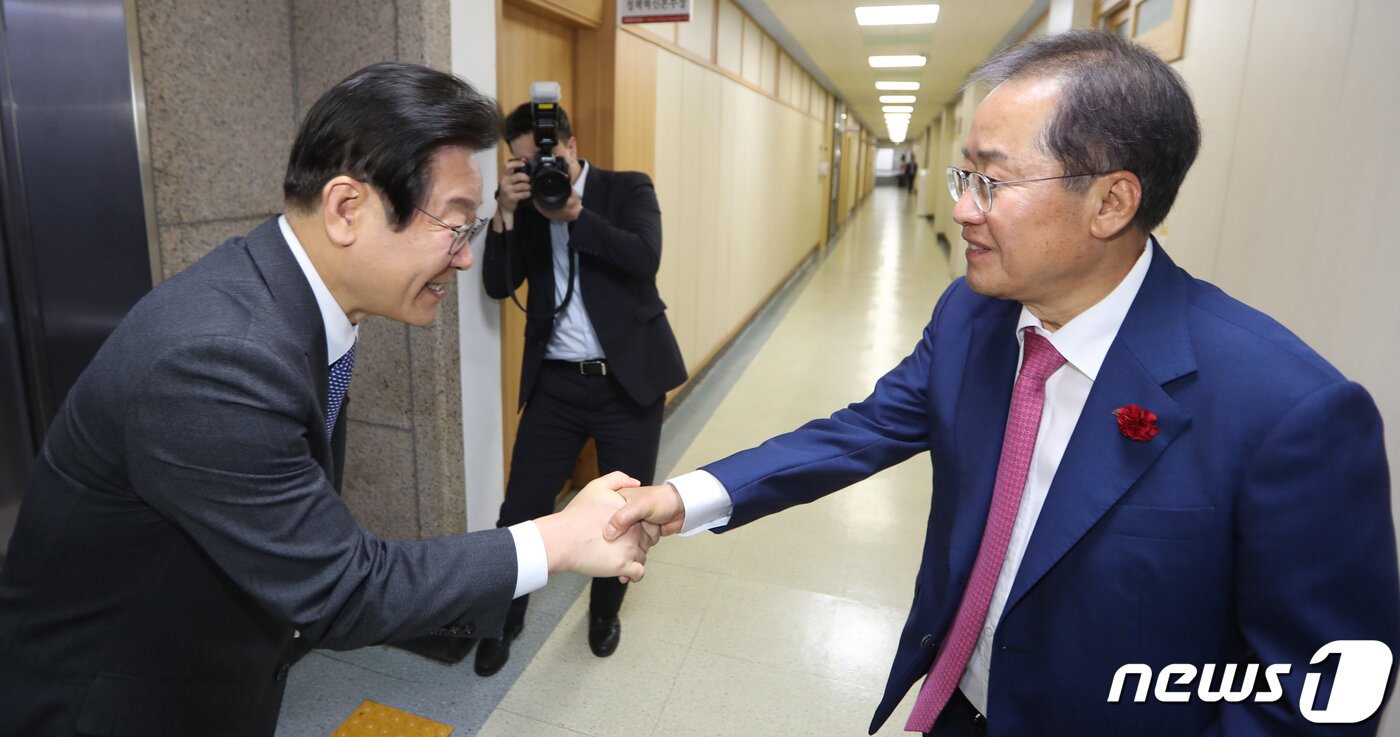 본문 이미지 - 이재명 더불어민주당 대표(왼쪽)가 10일 오후 대구시청 산격청사에서 홍준표 대구시장과 면담을 마친 뒤 인사를 나누고 있다. 2023.5.10/뉴스1 ⓒ News1 공정식 기자