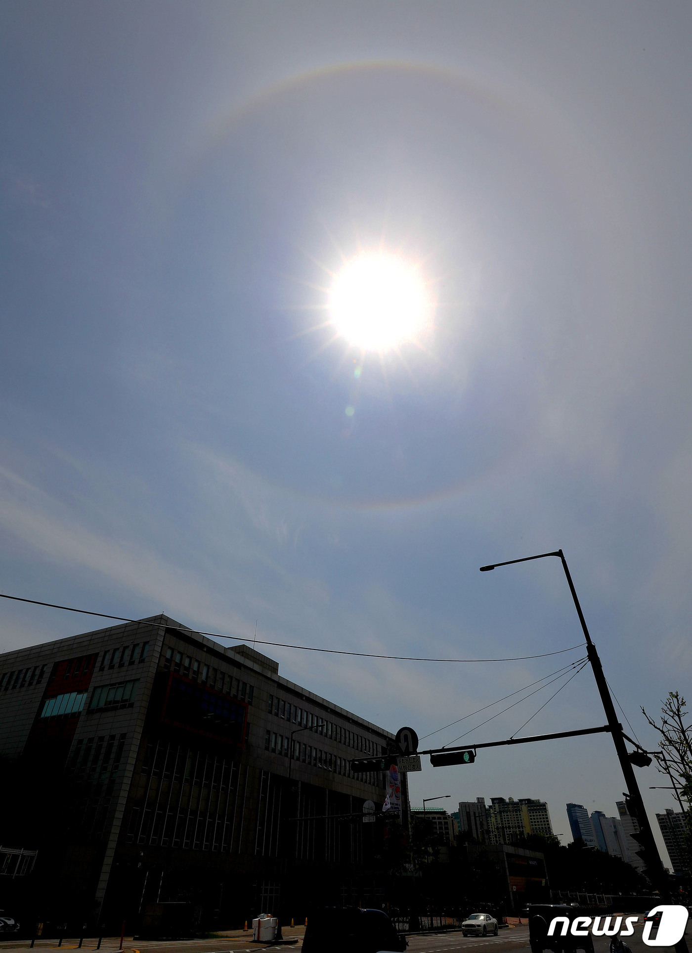 (서울=뉴스1) 박세연 기자 = 윤석열 정부 출범 1주년인 10일 오후 서울 용산구에서 바라본 대통령집무실 인근 하늘에 해무리가 나타나고 있다.해무리는 대기 중 수증기가 굴절되어 …