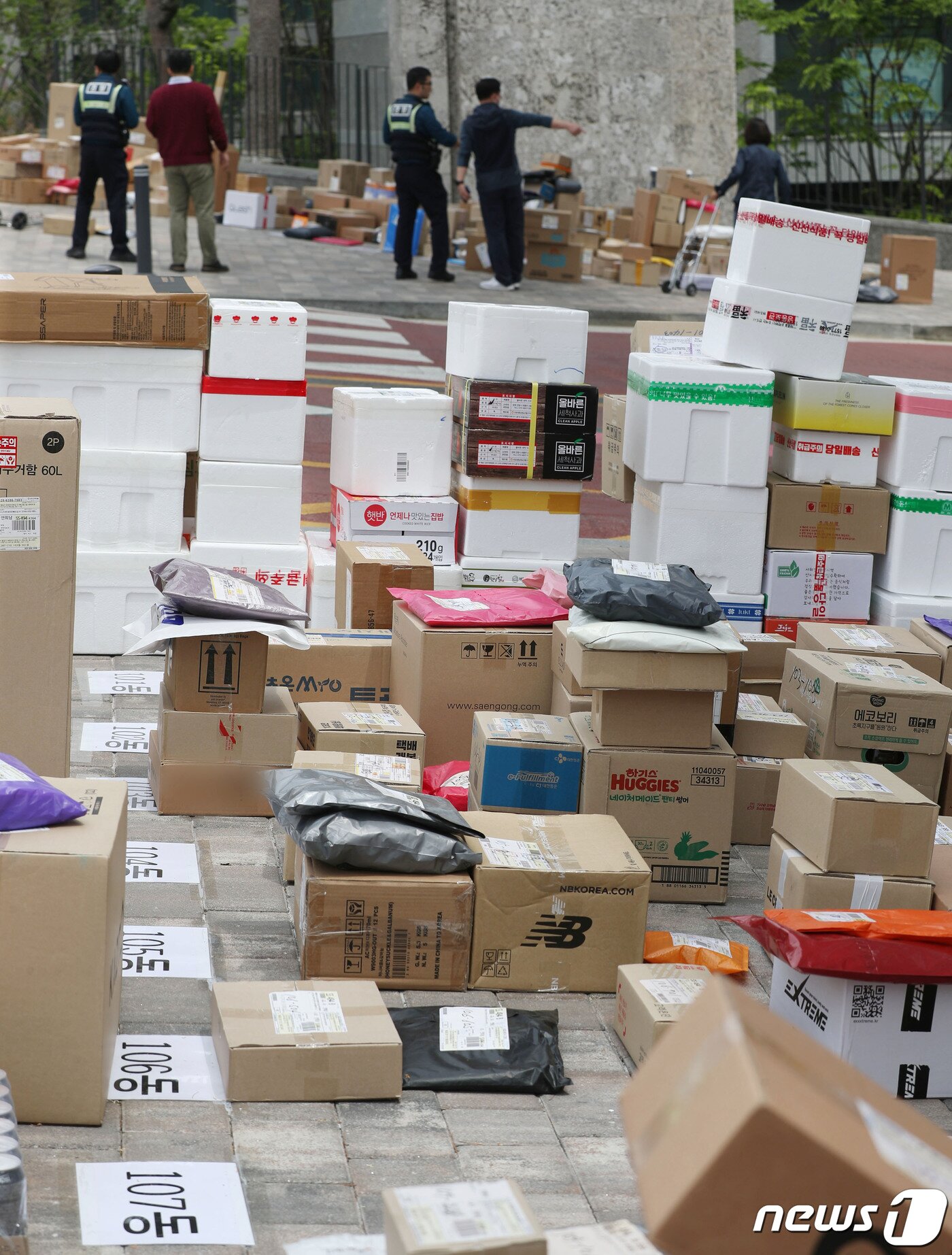 본문 이미지 - 10일 오후 경기 수원시의 한 대단지 아파트 정문에 택배들이 쌓여있다. 해당 아파트는 지난 1일부터 택배 차량의 지상 통행을 전면 금지하면서 택배 기사들이 문 앞까지 전달하던 택배 물건을 아파트 정문에 쌓아놓고 있다. 2023.5.10/뉴스1 ⓒ News1 김영운 기자