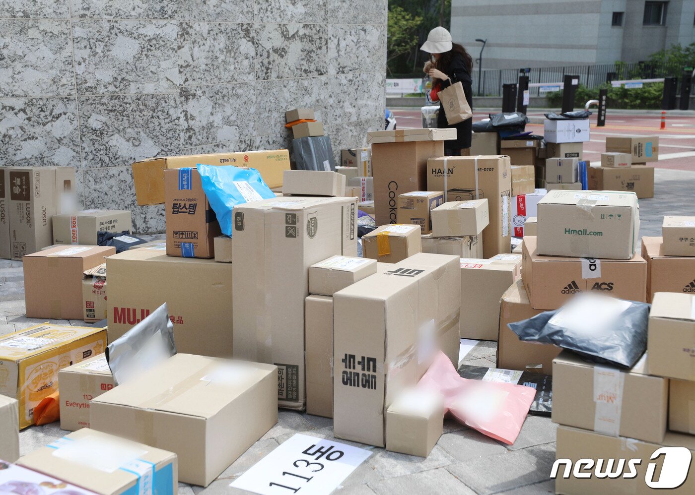 본문 이미지 - 10일 오후 경기 수원시의 한 대단지 아파트 정문에 택배들이 쌓여있다. 해당 아파트는 지난 1일부터 택배 차량의 지상 통행을 전면 금지하면서 택배 기사들이 문 앞까지 전달하던 택배 물건을 아파트 정문에 쌓아놓고 있다. 2023.5.10/뉴스1 ⓒ News1 김영운 기자