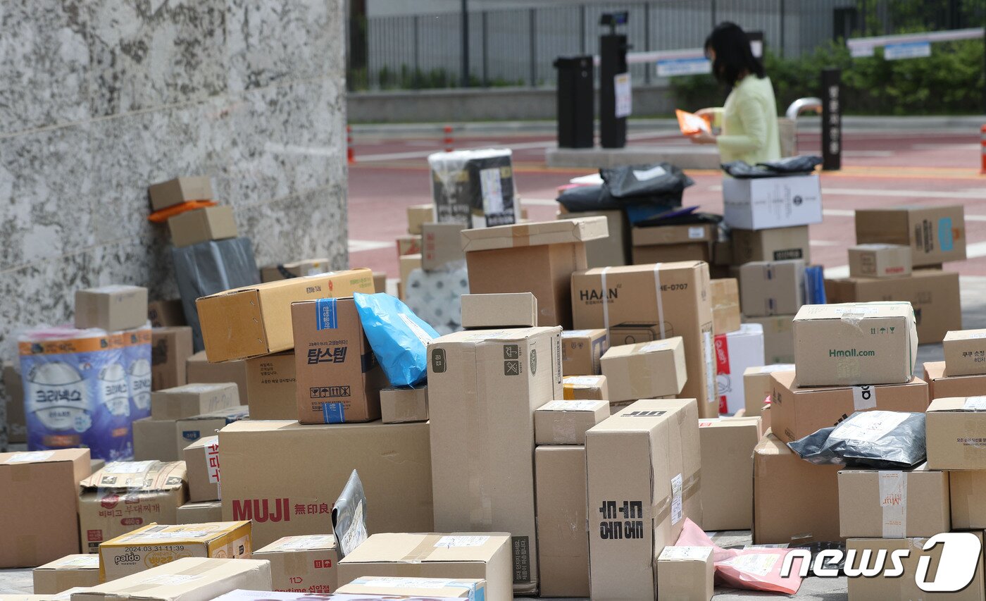 본문 이미지 - 10일 오후 경기 수원시의 한 대단지 아파트 정문에 택배들이 쌓여있다. 해당 아파트는 지난 1일부터 택배 차량의 지상 통행을 전면 금지하면서 택배 기사들이 문 앞까지 전달하던 택배 물건을 아파트 정문에 쌓아놓고 있다. 2023.5.10/뉴스1 ⓒ News1 김영운 기자