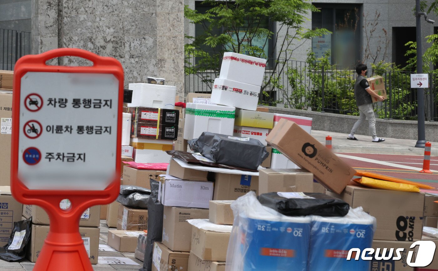 본문 이미지 - 10일 오후 경기 수원시의 한 대단지 아파트 정문에 택배들이 쌓여있다. 해당 아파트는 지난 1일부터 택배 차량의 지상 통행을 전면 금지하면서 택배 기사들이 문 앞까지 전달하던 택배 물건을 아파트 정문에 쌓아놓고 있다. 2023.5.10/뉴스1 ⓒ News1 김영운 기자