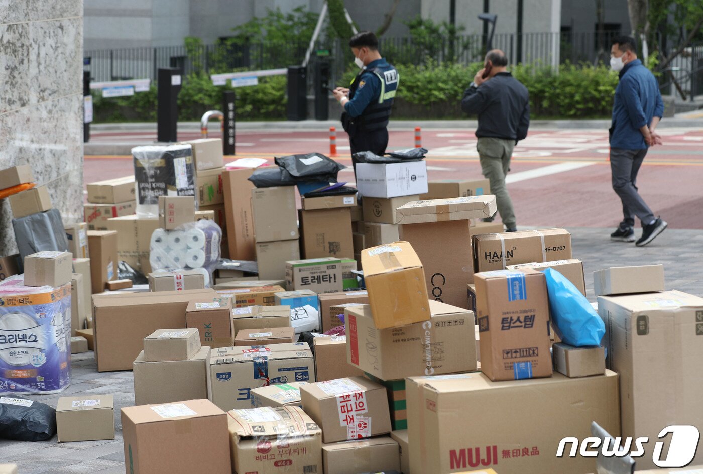 본문 이미지 - 10일 오후 경기 수원시의 한 대단지 아파트 정문에 택배들이 쌓여있다. 해당 아파트는 지난 1일부터 택배 차량의 지상 통행을 전면 금지하면서 택배 기사들이 문 앞까지 전달하던 택배 물건을 아파트 정문에 쌓아놓고 있다. 2023.5.10/뉴스1 ⓒ News1 김영운 기자