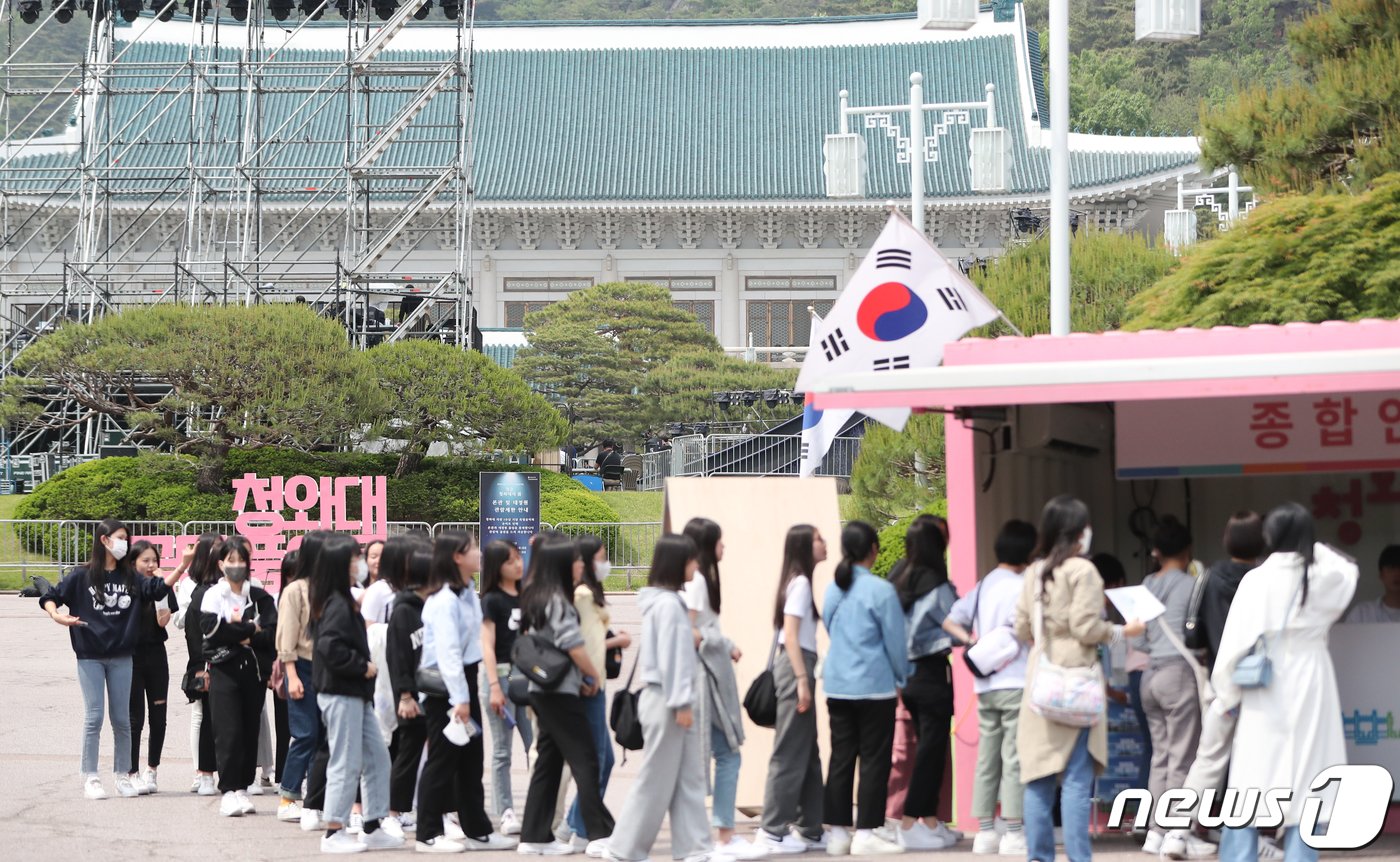 본문 이미지 - 10일 개방 1주년을 맞은 서울 종로구 청와대에서 관람객들이 경내를 둘러보고 있다. 2023.5.10/뉴스1 ⓒ News1 허경 기자