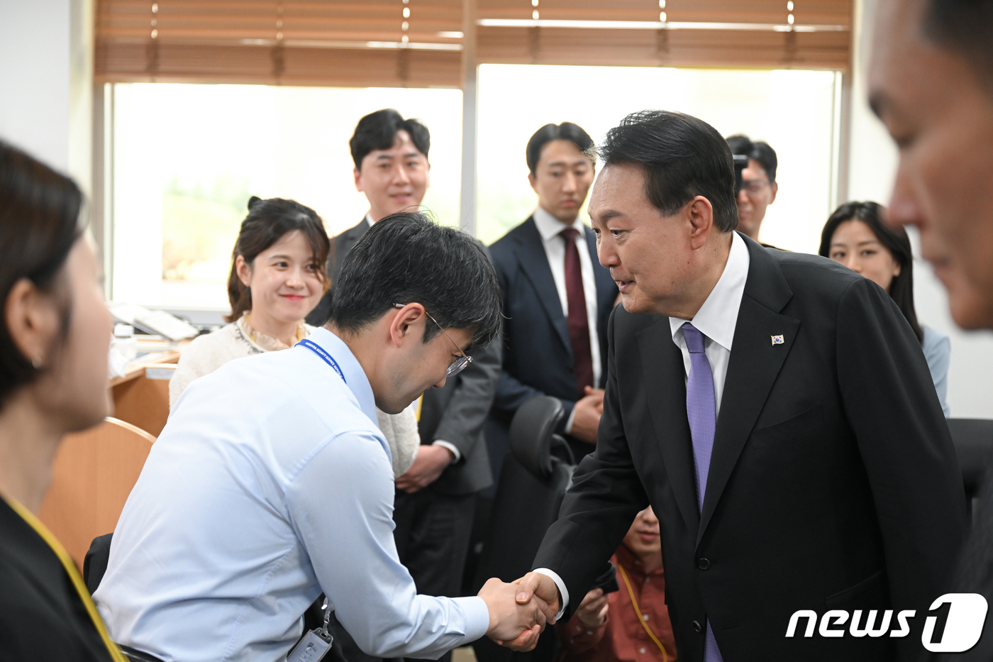 (서울=뉴스1) 오대일 기자 = 윤석열 대통령이 정부 출범 1주년인 10일 오후 용산 대통령실 청사 기자실을 방문해 출입기자들과 인사를 나누고 있다. (대통령실 제공) 2023.5 …