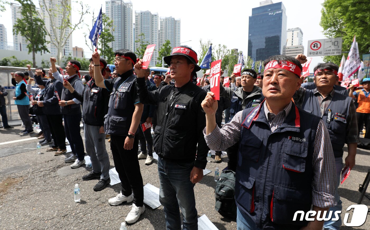본문 이미지 - 민주노총 노조원들이 10일 오후 서울 용산구 전쟁기념관 북문 앞에서 단위노조 대표자 결의대회를 갖고 구호를 외치고 있다. (사진은 기사 내용과 무관함) 2023.5.10/뉴스1 ⓒ News1 박세연 기자