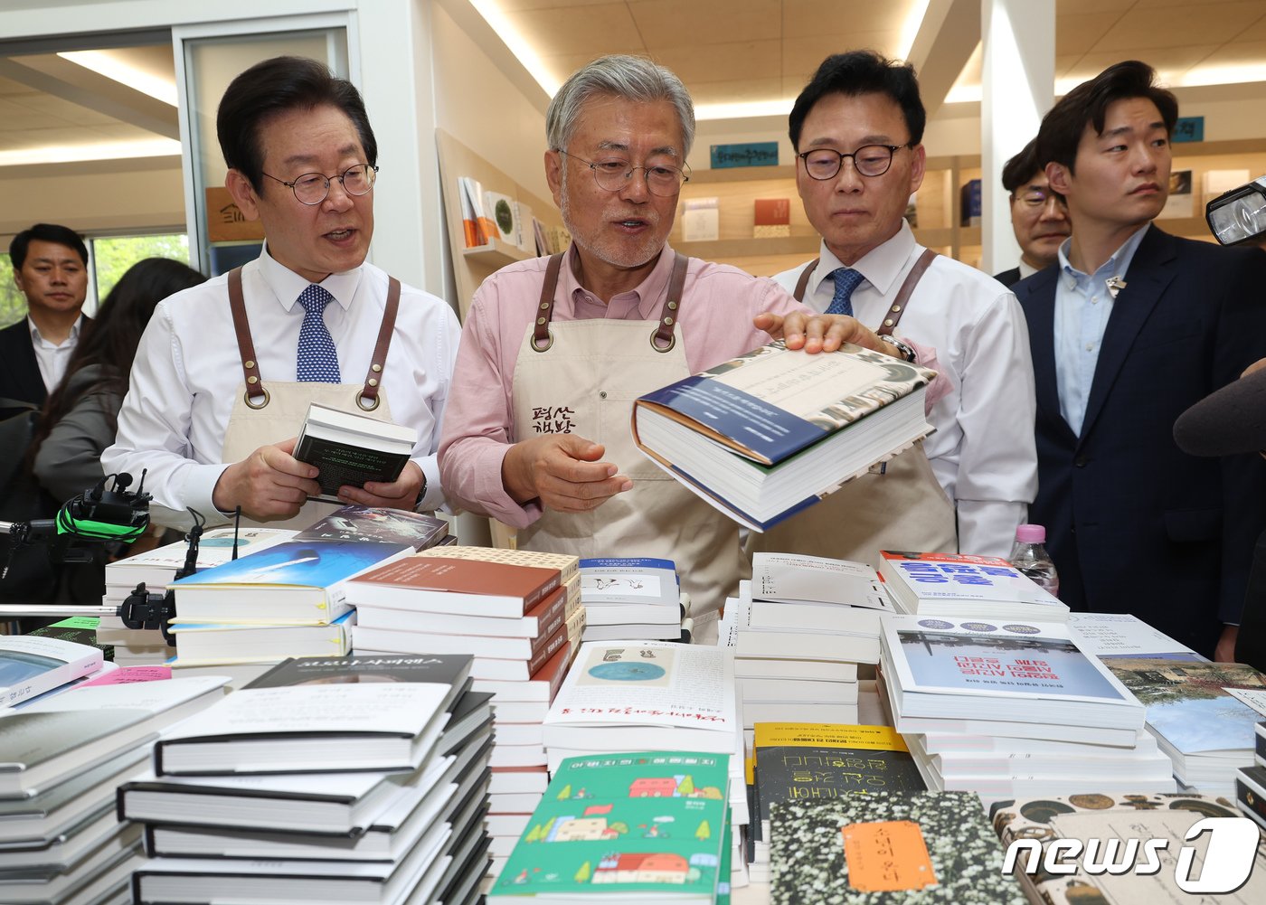 본문 이미지 - 이재명 더불어민주당 대표와 박광온 원내대표가 2023년 5월 10일 오후 문재인 전 대통령이 경남 양산 평산마을에 문을 연 평산책방을 찾아 문 전 대통령이 추천하는 책을 살펴보고 있다.(공동취재)2023.5.10/뉴스1 ⓒ News1 윤일지 기자