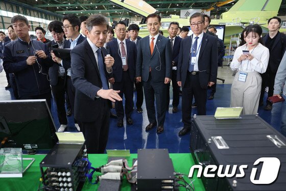 본문 이미지 - 엄동환 방위사업청장과 강구영 한국항공우주산업(KAI) 대표이사 사장이 9일 경남 사천 KAI에서 협력업체 생산 제품을 확인하고 있다. 2023.5.10/사진공동취재단