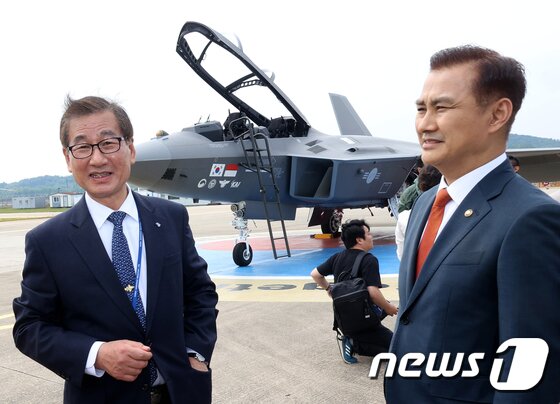 본문 이미지 - 엄동환 방위사업청장(오른쪽)과 강구영 한국항공우주산업(KAI) 대표이사 사장이 9일 오후 경남 사천 KAI 본사 활주로에서 한국형 전투기 KF-21 '시제 4호기'를 보며 대화하고 있다. 2023.5.10/사진공동취재단