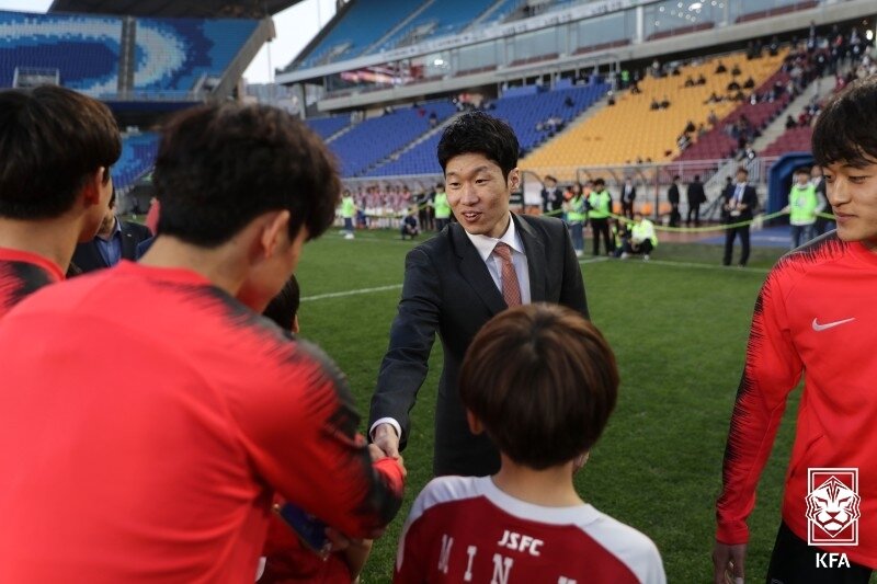 본문 이미지 - 한국 선수들을 격려하는 박지성(대한축구협회 제공) 