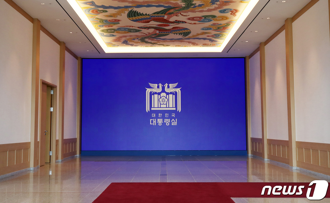 (서울=뉴스1) 오대일 기자 = 윤석열 대통령 취임 1주년을 맞은 10일 최근 리모델링 공사를 마친 용산 대통령실 청사 정현관에 취임 1주년 홍보 영상이 상영되고 있다. 2023. …