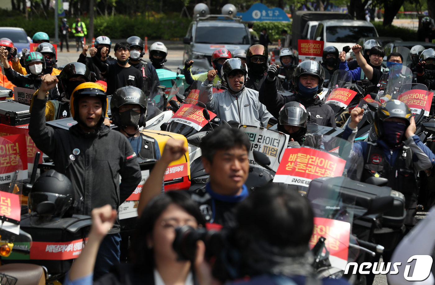 (서울=뉴스1) 이동해 기자 = 10일 오후 서울 국회의사당 인근에서 배달노동자들이 라이더 자격제 도입과 생활임금 보장 등을 촉구하며 구호를 외치고 있다. 2023.5.10/뉴스1 …