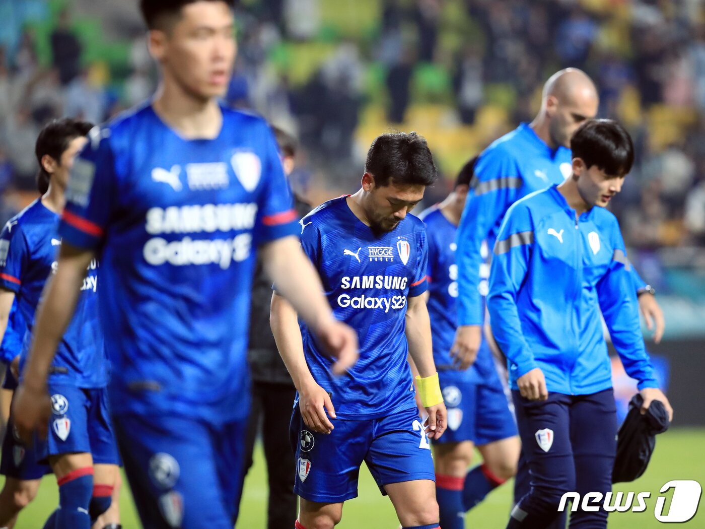 본문 이미지 - 10일 오후 경기도 수원시 팔달구 수원월드컵경기장에서 열린 하나원큐 K리그1 12라운드 수원삼성과 전북현대의 경기에서 0:3 패배를 당한 수원 선수들이 서포터즈들에게 인사한 후 이동하고 있다. 2023.5.10/뉴스1 ⓒ News1 박정호 기자