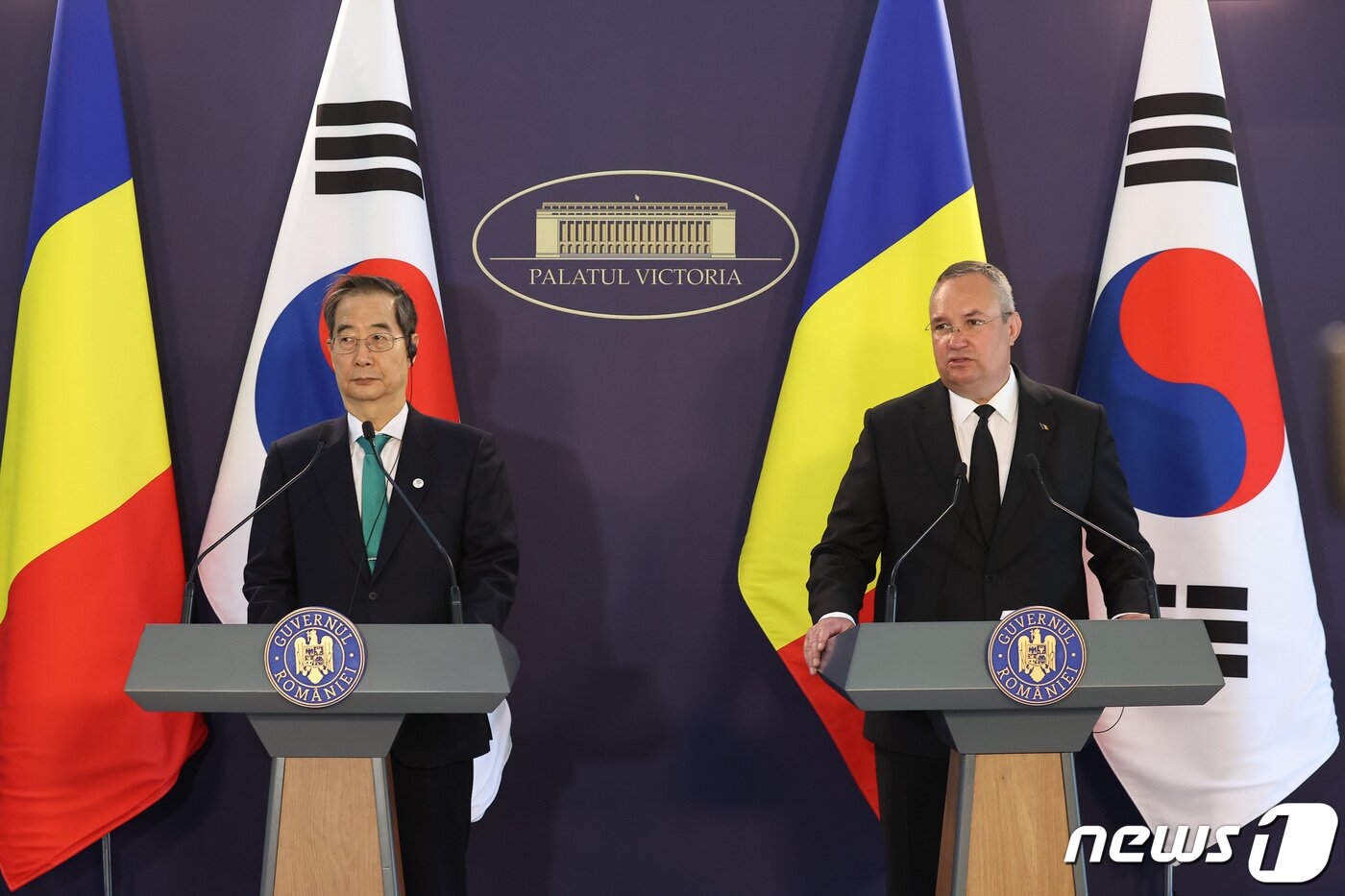 본문 이미지 - 한덕수 국무총리가 10일(현지시간) 니콜라에-이오넬 치우커 루마니아 총리와의 회담 후 언론발표를 하고 있다.(총리실 제공)