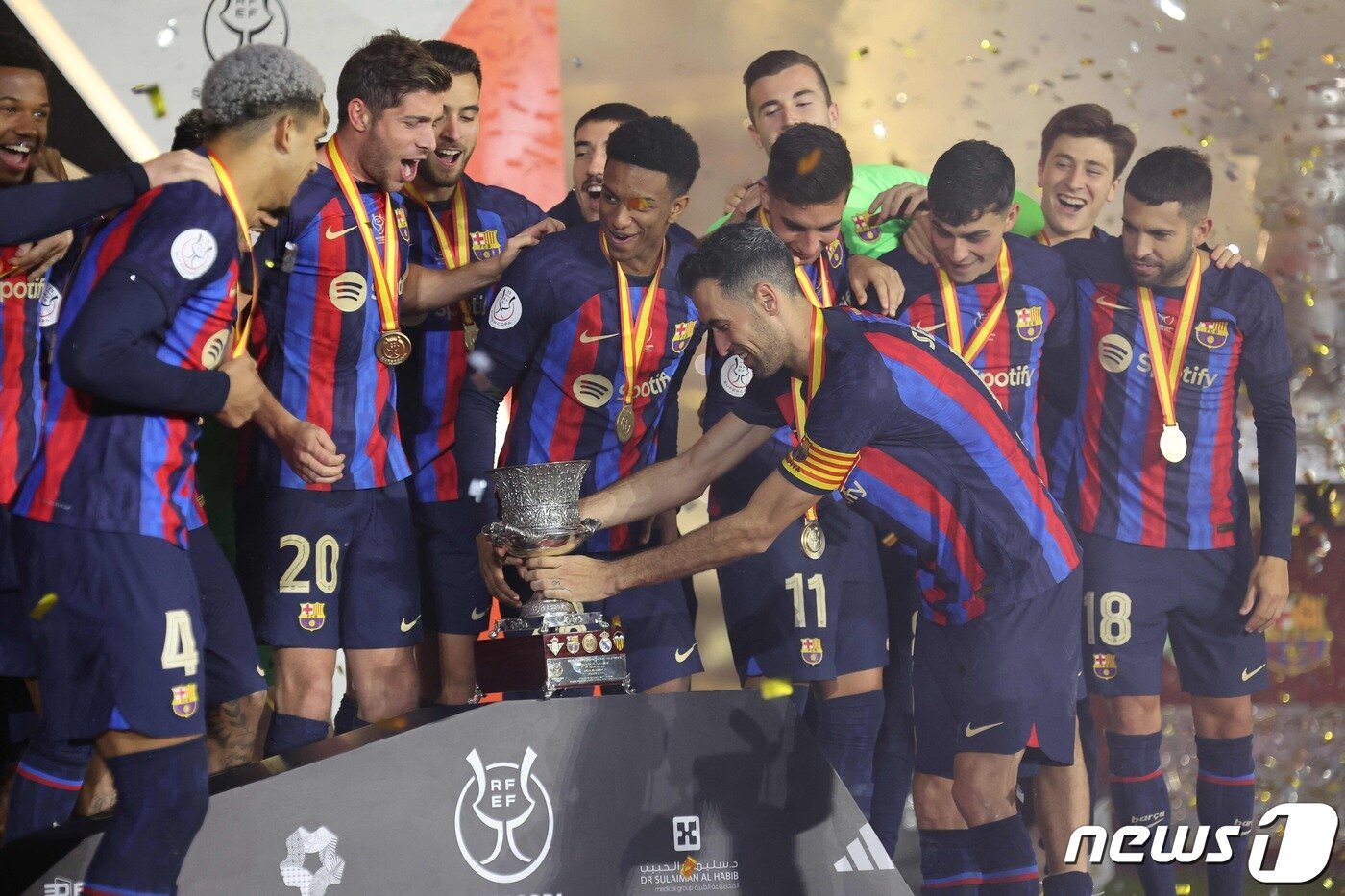 본문 이미지 - 바르셀로나 부스케츠(가운데) ⓒ AFP=뉴스1