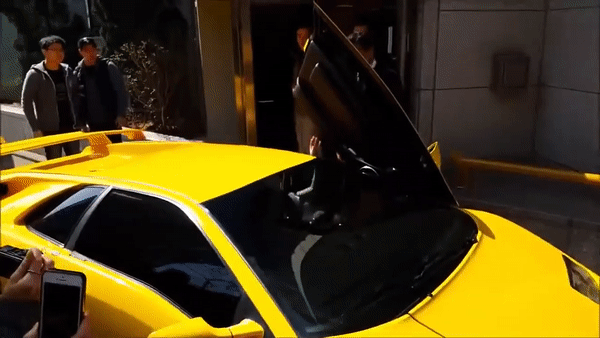 본문 이미지 - 서태지가 지난 2015년 홍대의 한 공연장 앞에 람보르기니를 직접 끌고 나타난 모습. (유튜브 갈무리)