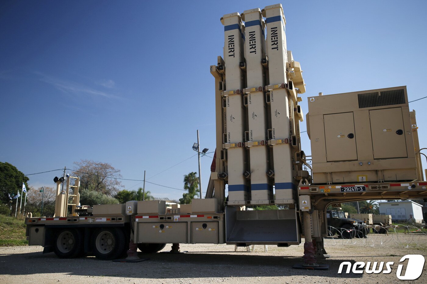 본문 이미지 - 이스라엘 텔아비브 공군 기지에 배치된 데이비드 슬링의 모습. ⓒ 로이터=뉴스1 ⓒ News1 박재하 기자