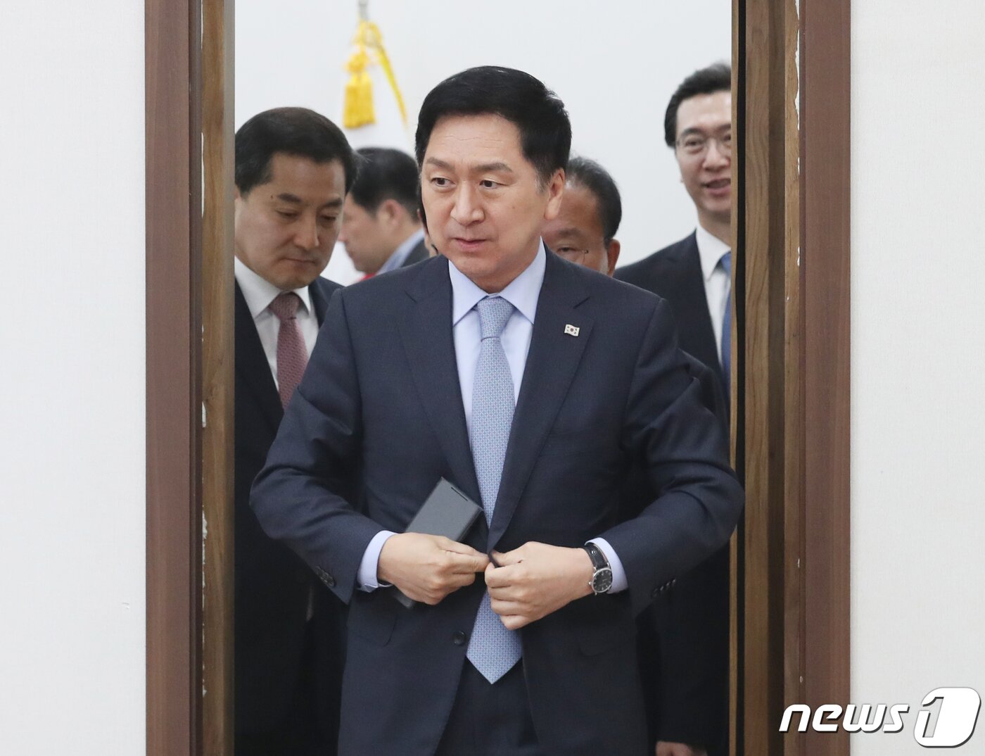 본문 이미지 - 김기현 국민의힘 대표가 11일 오전 서울 여의도 국회에서 열린 최고위원회의에 참석하고 있다. 2023.5.11/뉴스1 ⓒ News1 ,송원영 기자