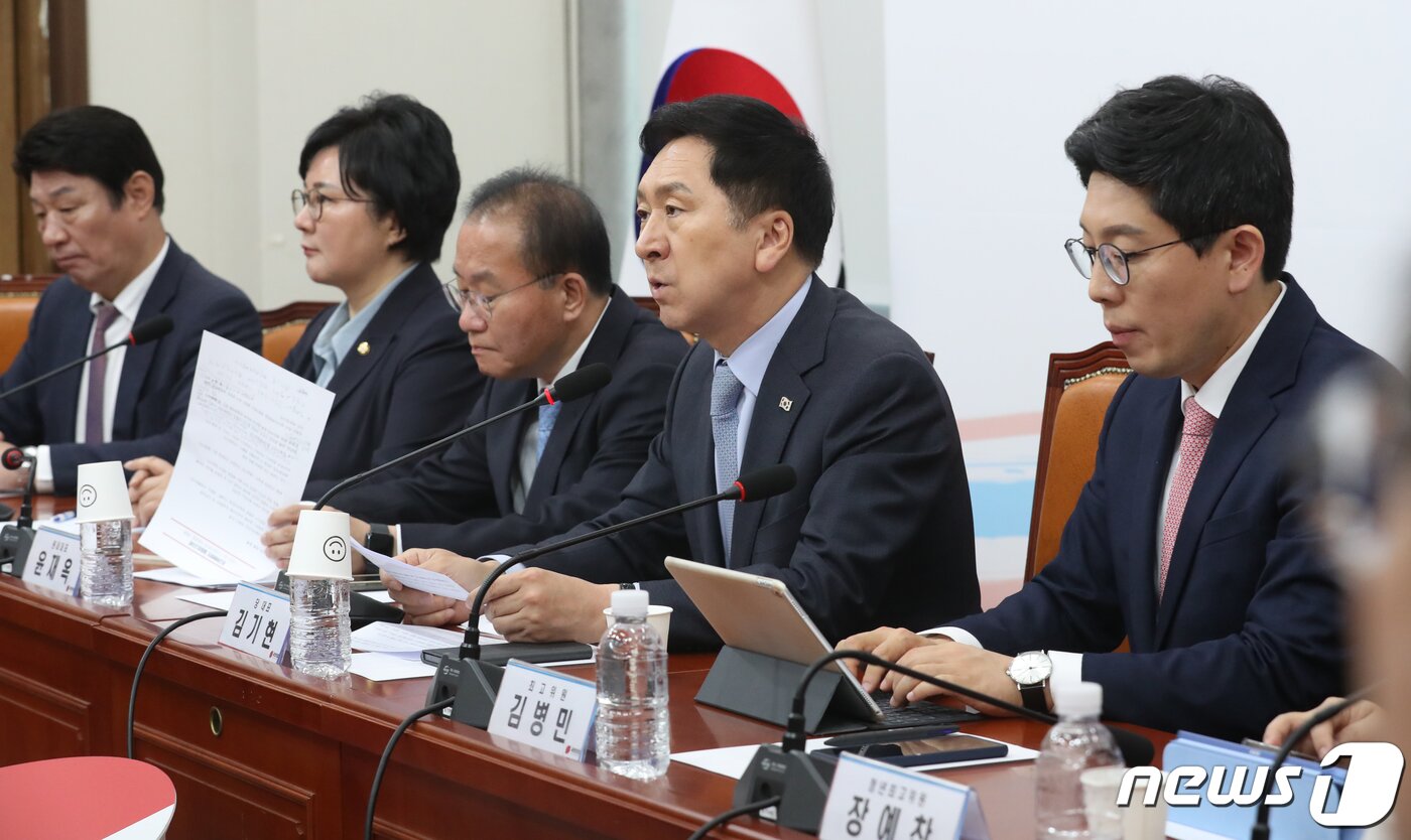 본문 이미지 - 김기현 국민의힘 대표가 11일 오전 서울 여의도 국회에서 열린 최고위원회의에서 발언을 하고 있다. 2023.5.11/뉴스1 ⓒ News1 ,송원영 기자