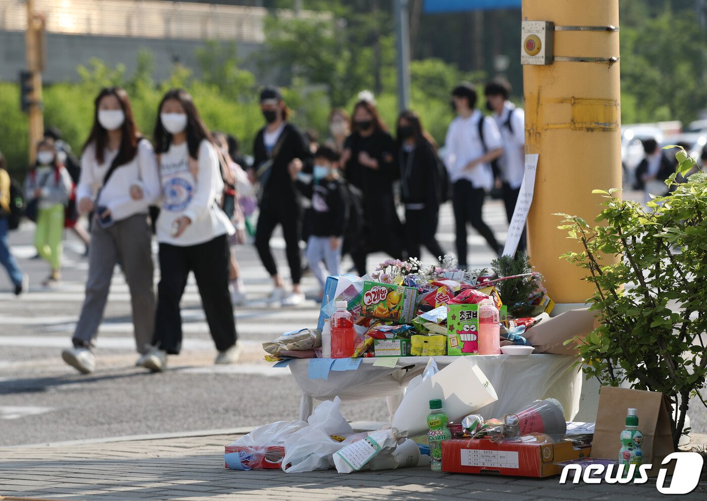 본문 이미지 - 11일 오전 경기 수원시 권선구의 한 사거리에 우회전하던 시내버스에 치여 숨진 아이를 추모하는 물품들이 놓여져 있다. 지난 10일 경기 수원시 권선구의 한 사거리에서 9살 A군이 우회전하던 시내버스에 치여 숨졌다. 사고가 난 곳은 어린이보호구역으로, 사고 당시 보행자 신호는 녹색이었다. 2023.5.11/뉴스1 ⓒ News1 김영운 기자