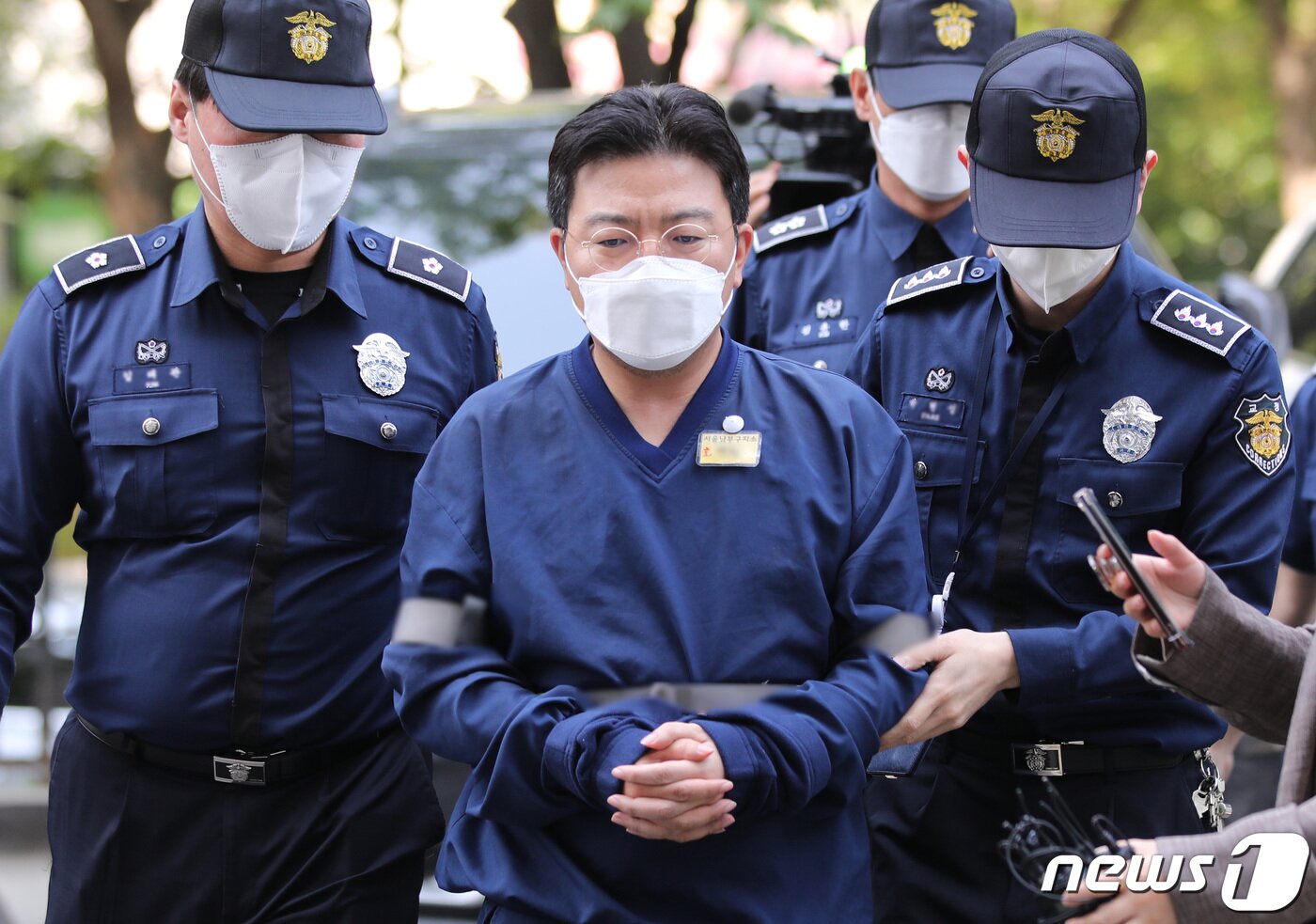 본문 이미지 - 소시에테제네랄(SG)증권발 폭락 사태와 관련해 주가조작을 주도한 의혹을 받는 라덕연 투자자문업체 대표가 11일 오전 서울 양천구 서울남부지방법원에서 열리는 구속 전 피의자심문(영장실질심사)에 출석하고 있다. 2023.5.11/뉴스1 ⓒ News1 구윤성 기자