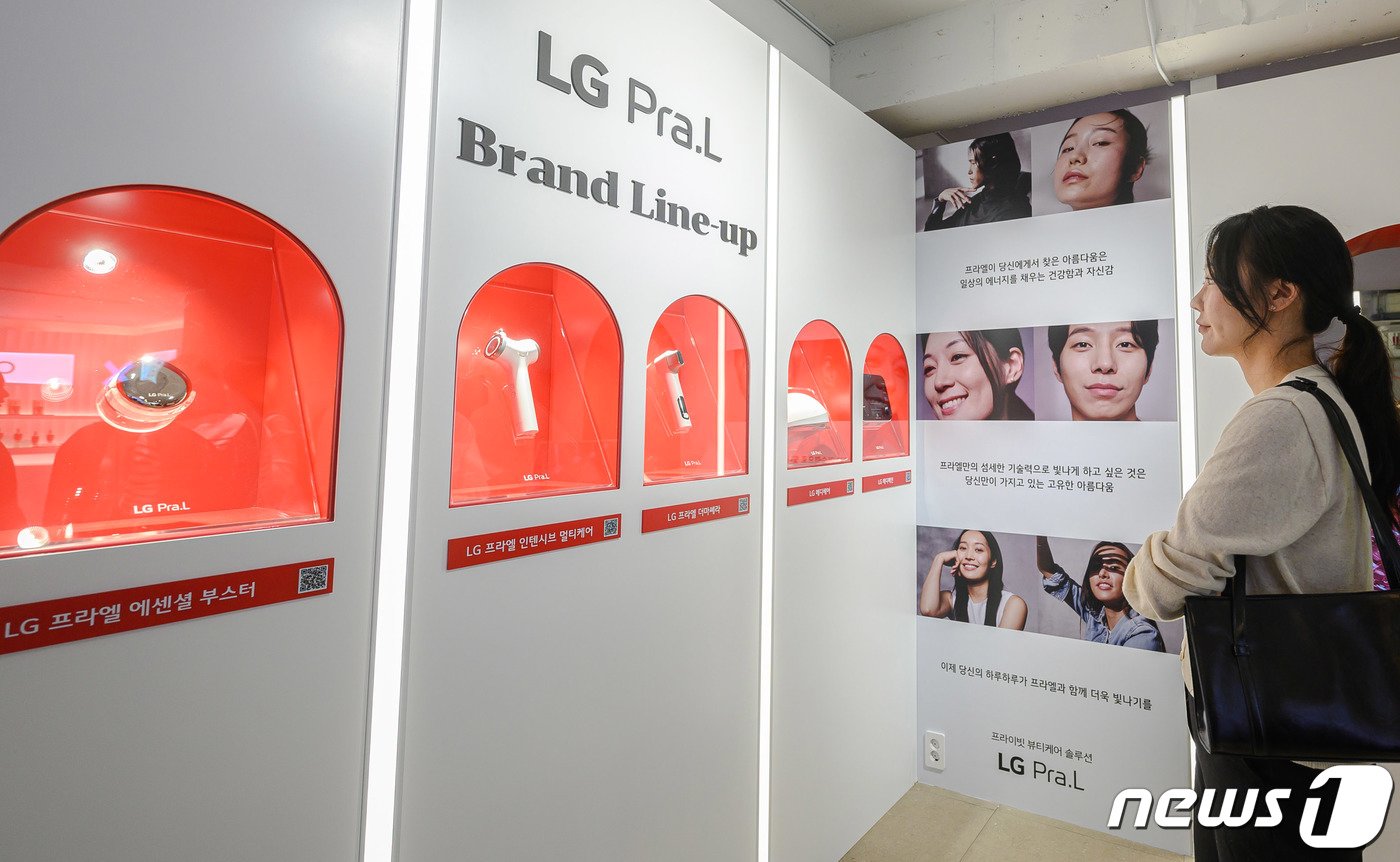 서울 강남구 꼴라보하우스 도산에서 LG 프라엘 팝업스토어에서 초음파 기술로 얼굴 라인을 케어하는 뷰티기기 신제품 &#39;더마쎄라&#39; 등 LG프라엘 제품을 사용해볼 수 있다. &#40;LG전자 제공&#41; 2023.5.11/뉴스1