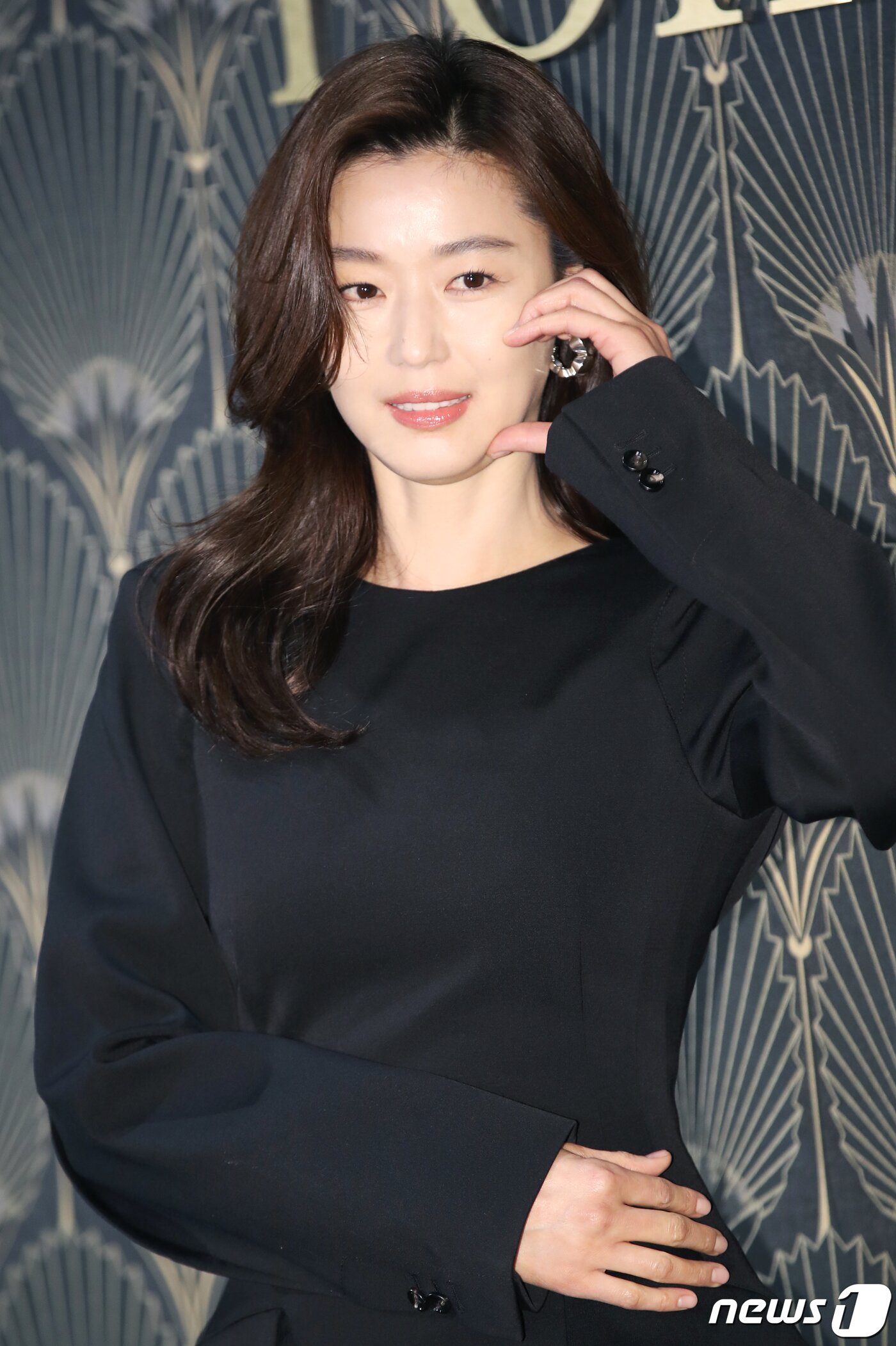 본문 이미지 - 배우 전지현이 11일 서울 성동구 메가박스 성수 더부띠끄에서 진행된 '뽀아레(POIRET)'의 필름 프리뷰 이벤트에서 사랑스러운 볼 하트를 그리고 있다. ⓒ News1 권현진 기자