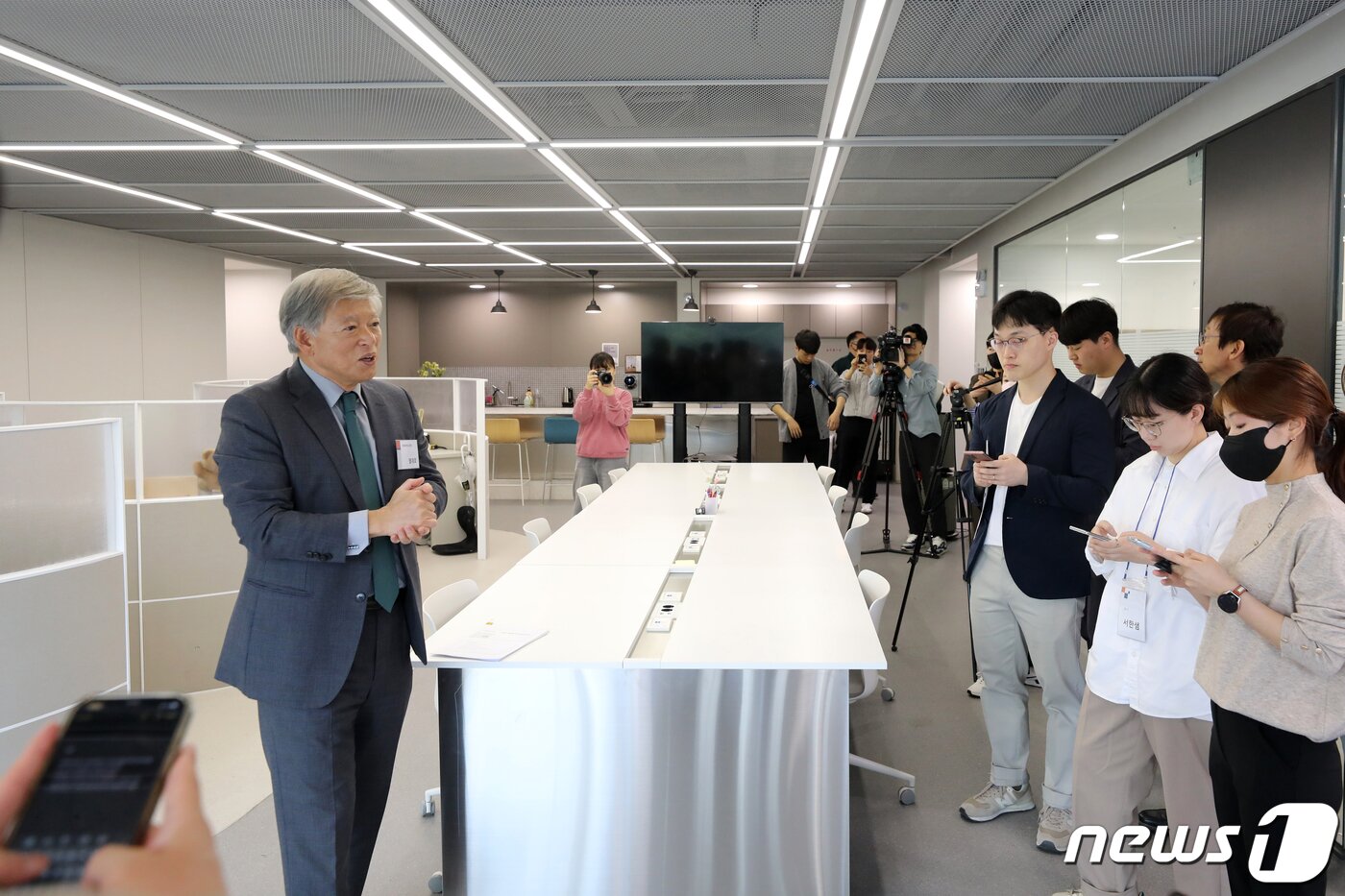 본문 이미지 - 염재호 태재대학교 총장이 11일 오전 서울 종로구 태재대학교에서 열린 기자간담회에 앞서 사무공간 등을 소개하고 있다. 2023.5.11/뉴스1 ⓒ News1 이승배 기자