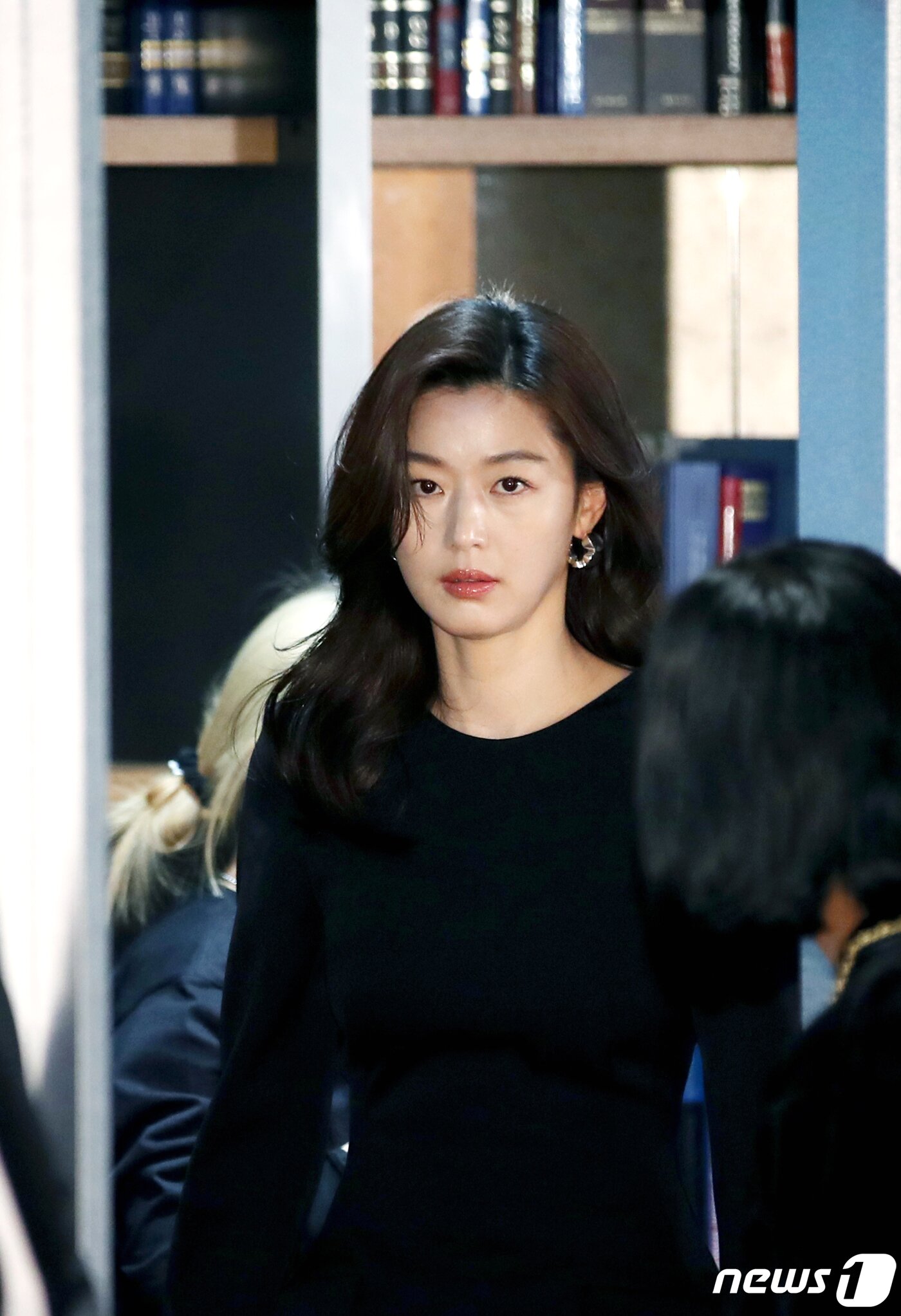 본문 이미지 - 배우 전지현이 11일 서울 성동구 메가박스 성수 더부띠끄에서 진행된 '뽀아레(POIRET)'의 필름 프리뷰 이벤트에 참석하고 있다. ⓒ News1 권현진 기자