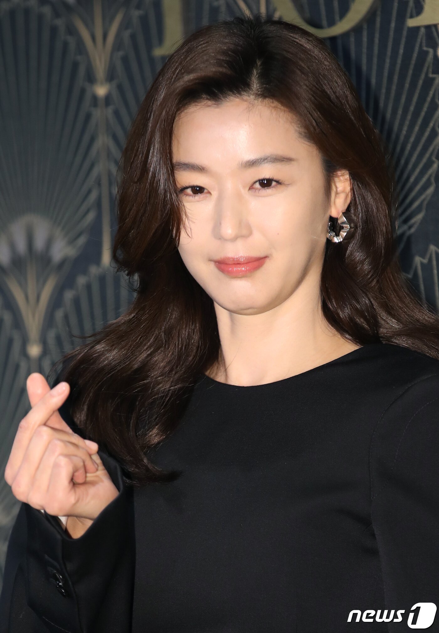 본문 이미지 - 배우 전지현이 11일 서울 성동구 메가박스 성수 더부띠끄에서 진행된 '뽀아레(POIRET)'의 필름 프리뷰 이벤트에서 하트를 보내고 있다. ⓒ News1 권현진 기자