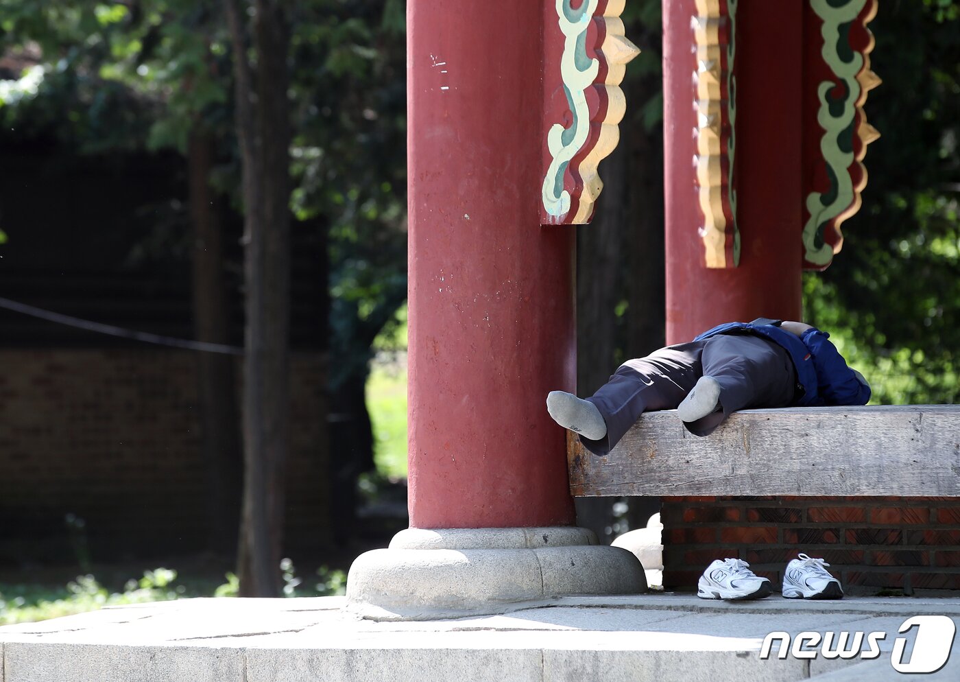 본문 이미지 - 뜨거운 햇살이 내리쬐며 초여름 날씨를 보인 11일 오전 서울 광진구 능동 어린이대공원을 찾은 한 시민이 정자 아래 누워 낮잠을 청하고 있다. 2023.5.11/뉴스1 ⓒ News1 박정호 기자