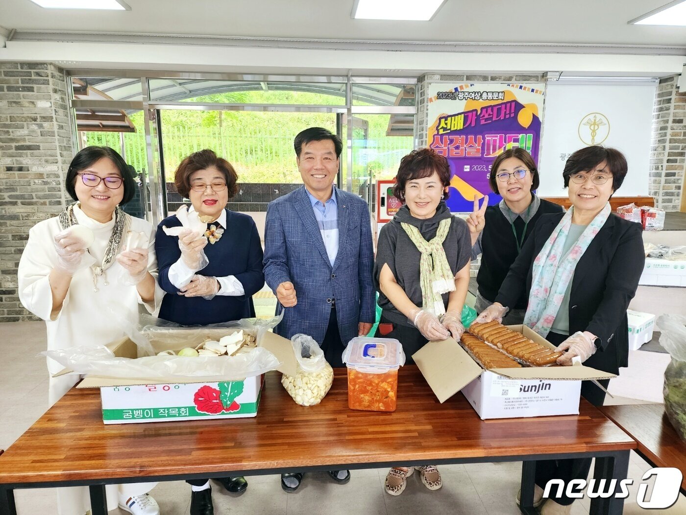 본문 이미지 - 광주여자상업고등학교 총동문회가 지난 3일과 10일 후배 전교생에 삼겹살 파티를 열었다. 왼쪽부터 양하길(16회)·최영자 전 회장(6회), 김천수 교장, 윤서영 전 회장(17회), 박은중 부장교사(24회), 황정라 회장(18회).(광주여상 제공)2023.5.11./뉴스1