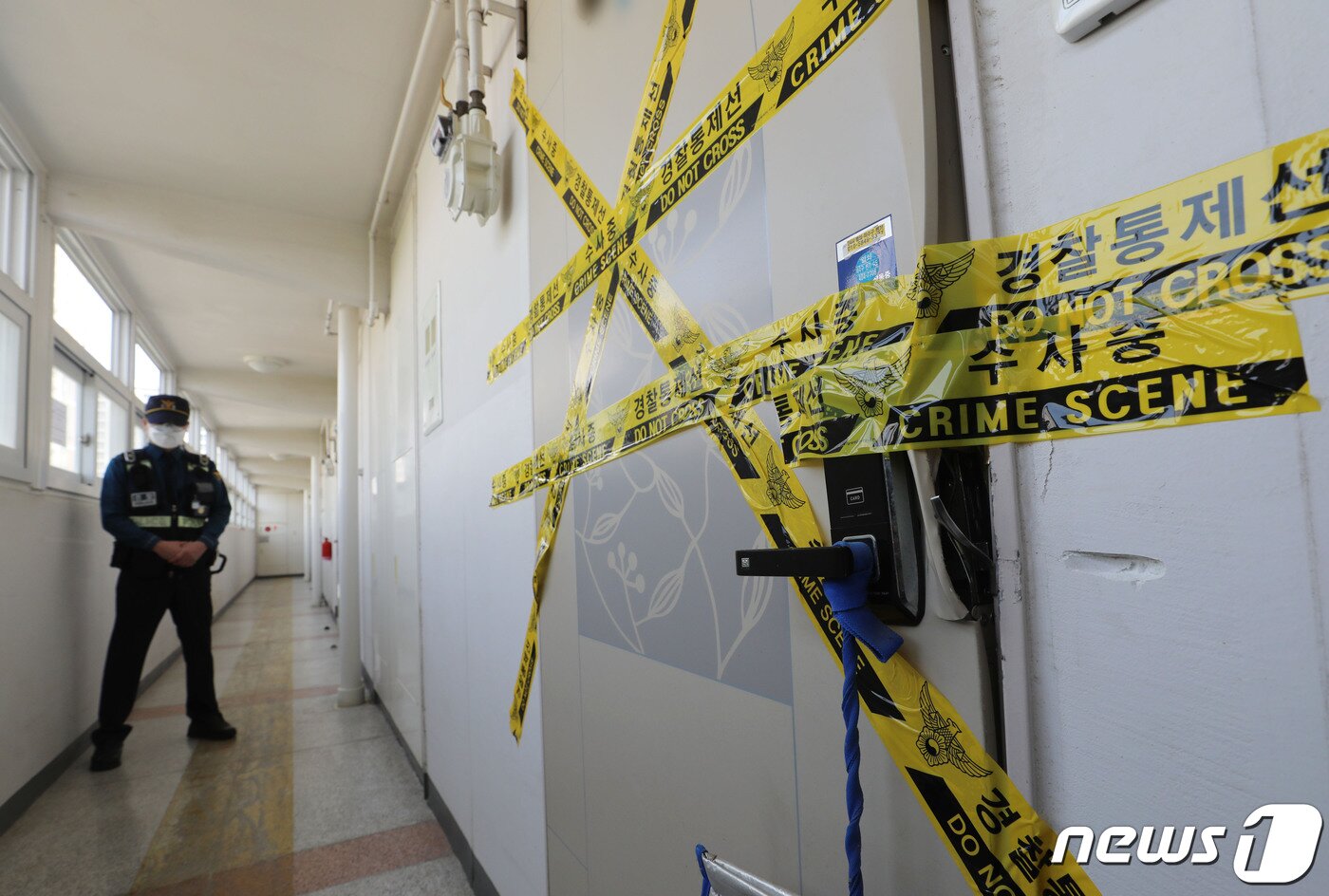 본문 이미지 - 11일 오전 지난 밤 살인사건이 발생한 경기 시흥시의 한 아파트에 폴리스 라인이 설치돼 있다. 지난 10일 30대 중국 교포 A씨는 시흥시의 한 아파트 4층 B씨(40)의 집에서 B씨를 폭행하고 흉기로 찌른 후 13층으로 올라가 C씨(60대 남성)와 D씨(70대 여성)를 잇따라 흉기로 찔러 살해한 혐의를 받고 있다. 경찰은 A씨를 상대로 범행동기를 조사한 뒤 구속영장을 신청할 방침이다. 2023.5.11/뉴스1 ⓒ News1 김영운 기자