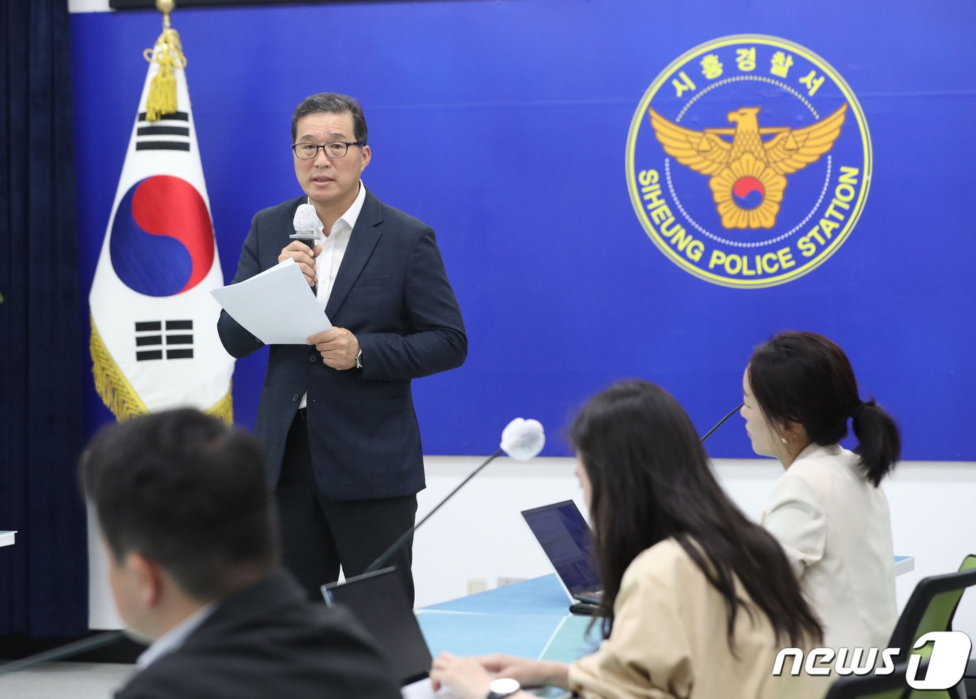 조한권 시흥경찰서 형사2과장이 11일 오전 경기 시흥시 장곡동 시흥경찰서 회의실에서 지난 밤 발생한 살인사건 관련 취재진의 질문에 답하고 있다. 지난 10일 30대 중국 교포 A씨는 시흥시의 한 아파트 4층 B씨&#40;40&#41;의 집에서 B씨를 폭행하고 흉기로 찌른 후 13층으로 올라가 C씨&#40;60대 남성&#41;와 D씨&#40;70대 여성&#41;를 잇따라 흉기로 찔러 살해한 혐의를 받고 있다. 경찰은 A씨를 상대로 범행동기를 조사한 뒤 구속영장을 신청할 방침이다. 2023.5.11/뉴스1 ⓒ News1 김영운 기자