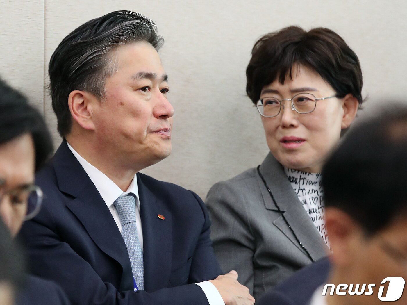 본문 이미지 - 정승일 한국전력공사 사장(왼쪽)과 최연혜 한국가스공사 사장이 11일 오후 서울 여의도 국회에서 열린 산업통상자원중소벤처기업위원회 전체회의에서 이야기를 나누고 있다. 2023.5.11/뉴스1 ⓒ News1 임세영 기자