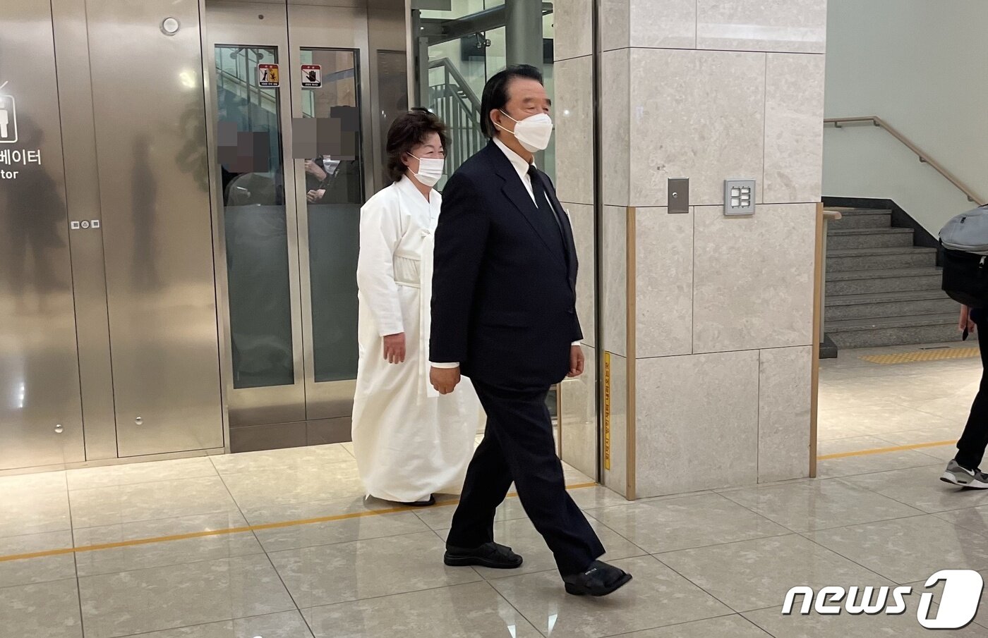 본문 이미지 - 허영선 전 삼립식품 회장이 조문객을 맞이하고 있다. ⓒ News1 신민경 기자