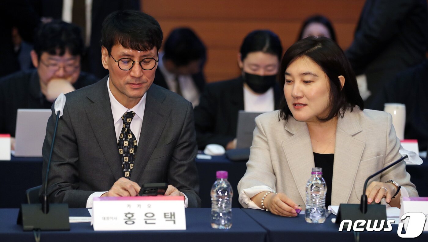 본문 이미지 - 채선주 네이버 ESG-대외 정책 대표(오른쪽)와 홍은택 카카오 대표이사가 11일 서울 중구 포스트타워에서 열린 플랫폼 자율기구 자율규제방안 발표회에서 대화를 나누고 있다. 2023.5.11/뉴스1 ⓒ News1 이동해 기자