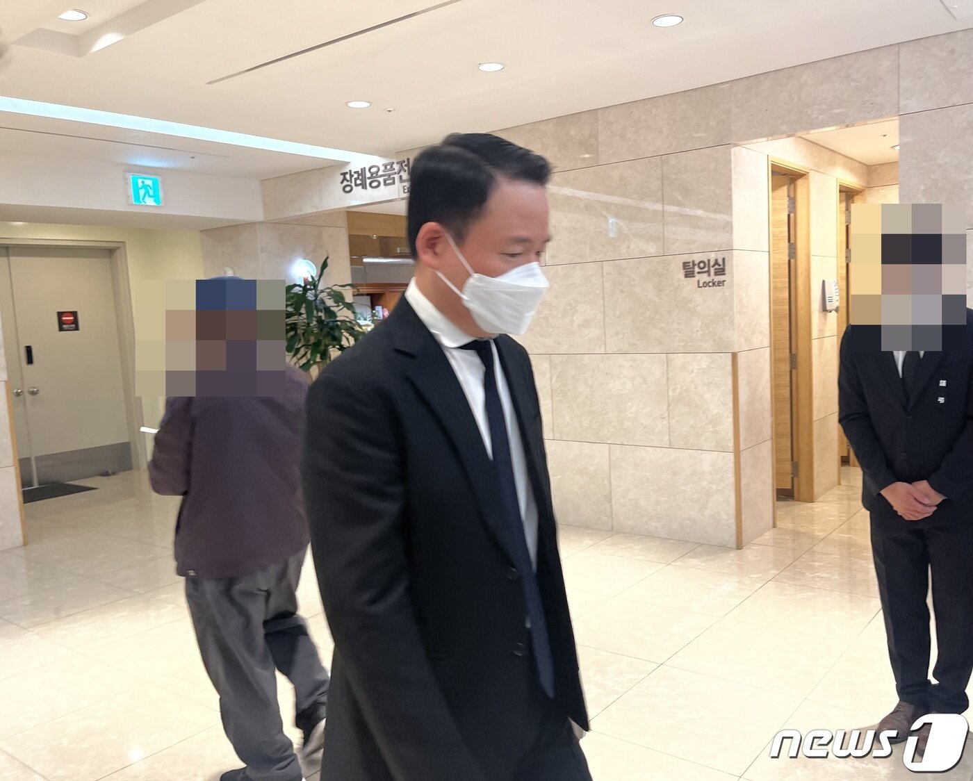 본문 이미지 - 허진수 SPC그룹 글로벌BU장&#40;사장&#41;이 빈소 안으로 들어가고 있다. ⓒ News1 신민경 기자