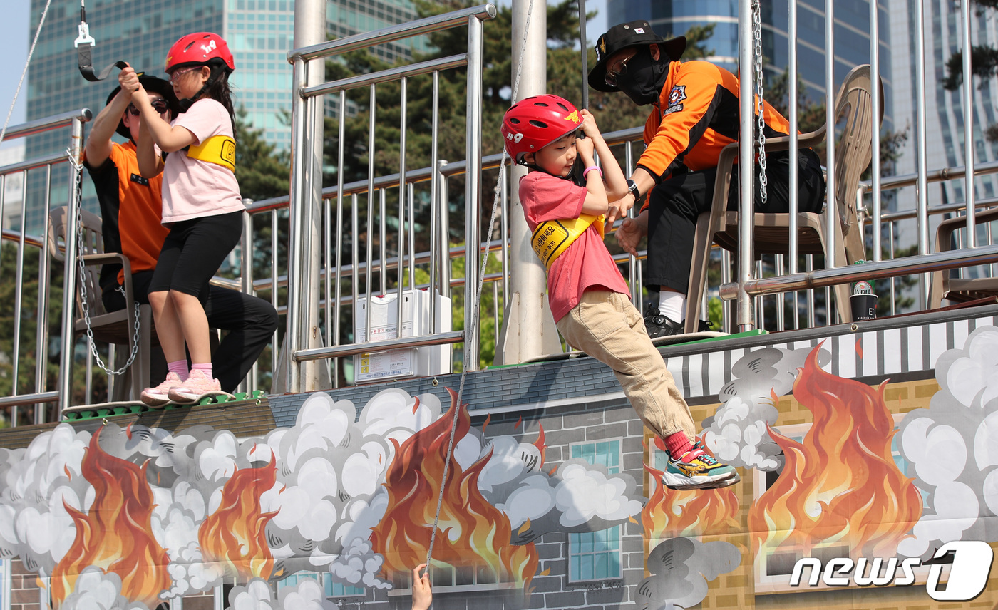 (서울=뉴스1) 박지혜 기자 = 11일 오후 서울 여의도공원 문화의마당에서 열린 2023 서울안전한마당을 찾은 어린이들이 소화기 체험을 하고 있다.서울안전한마당은 올해로 17번째를 …