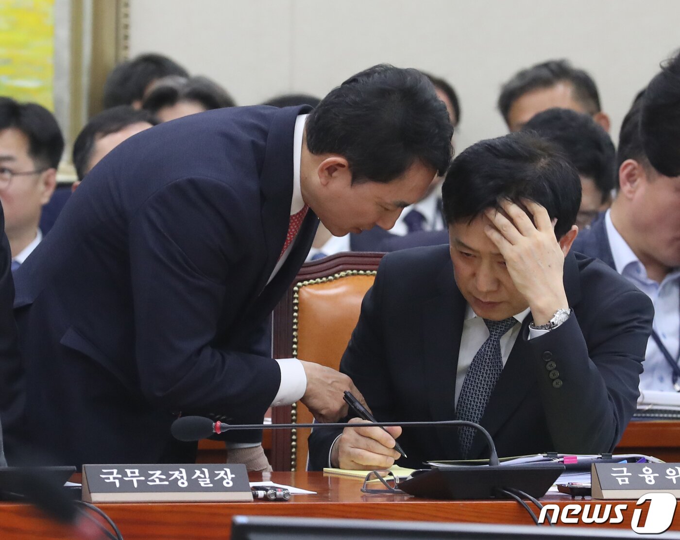 본문 이미지 - 박민식 국가보훈처장과 김주현 금융위원장이 11일 오후 서울 여의도 국회에서 열린 정무위원회 전체회의에서 대화를 하고 있다. 2023.5.11/뉴스1 ⓒ News1 ,송원영 기자