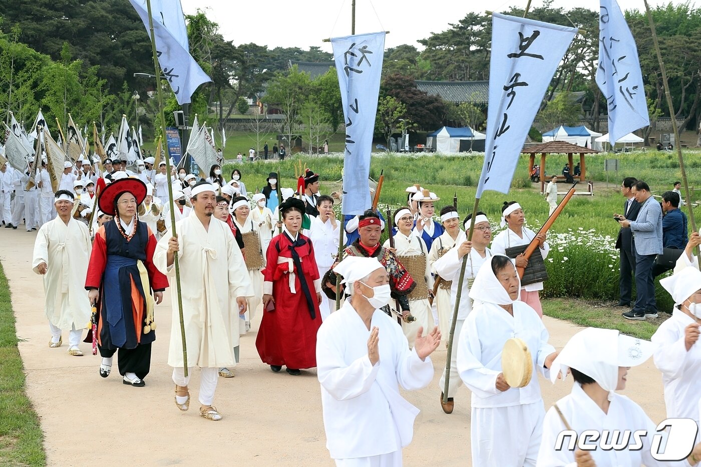 본문 이미지 - 제56회 동학농민혁명기념제가 11일(황토현전승일) 전북 정읍 동학농민혁명기념공원에서 ‘피어나는 녹두꽃, 자라나는 평화’의 주제로 개최됐다. 참가자들이 황토현 전투를 재연하고 있다.(정읍시 제공)2023.5.11/뉴스1  