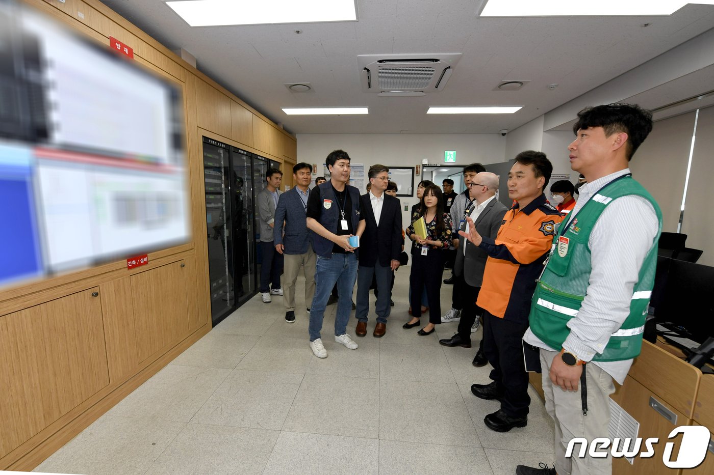 본문 이미지 - 남화영 소방청장이 10일 대구 쿠팡물류센터 방재실을 살펴보고 있다. 2023.05.10/뉴스1 @News1