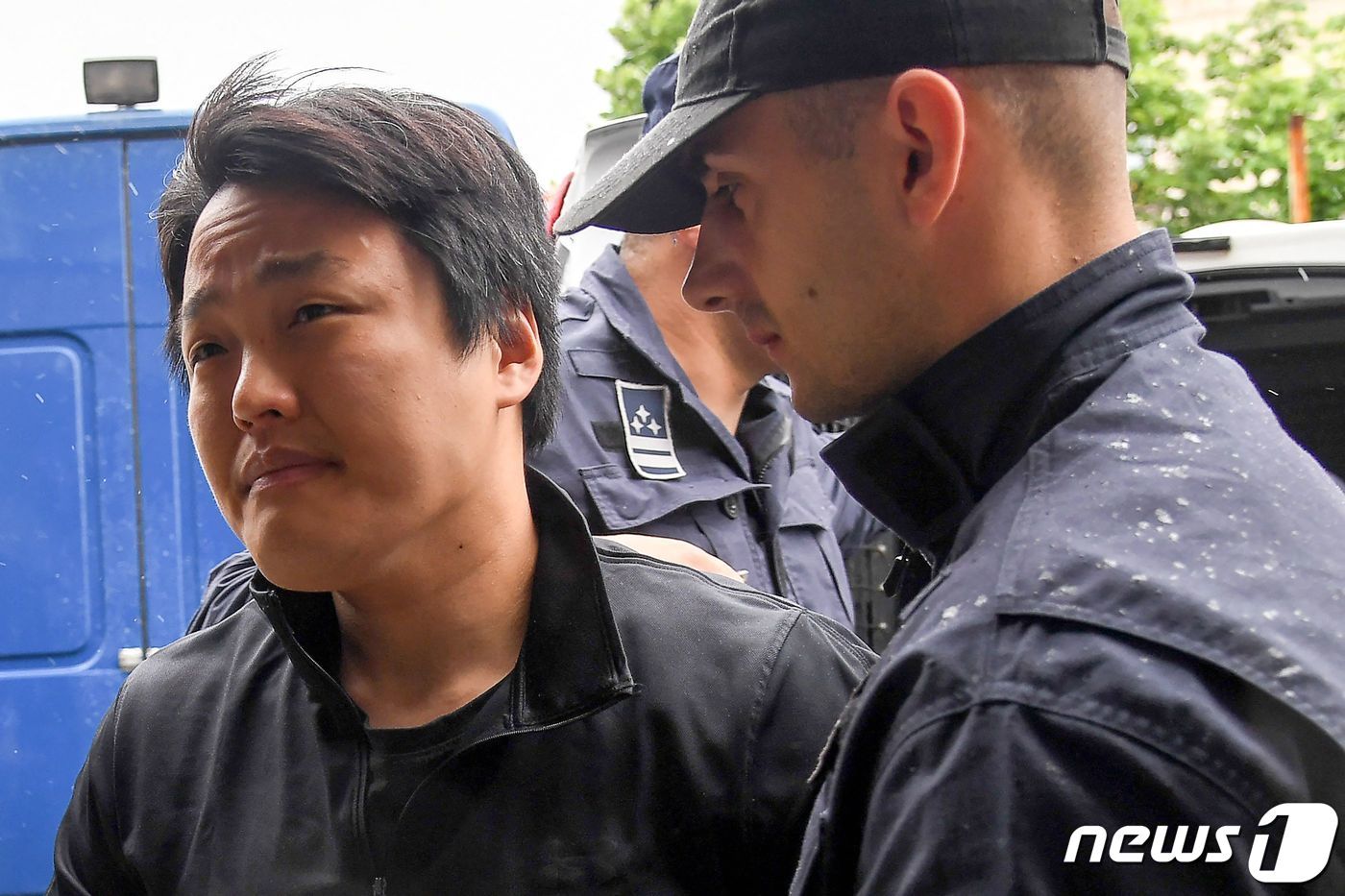 본문 이미지 - '테라·루나' 사태의 핵심 인물인 권도형 테라폼랩스 대표가 11일(현지시간) 몬테네그로 포드고리차 지방법원에 출석하고 있다.  ⓒ AFP=뉴스1 ⓒ News1 신웅수 기자